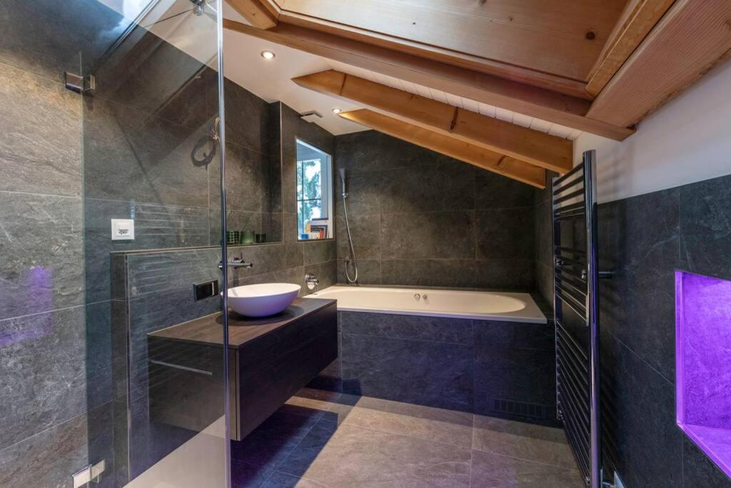 Exklusives Chalet Mit Traumhafter See- Und Bergsicht Seelisberg Bagian luar foto